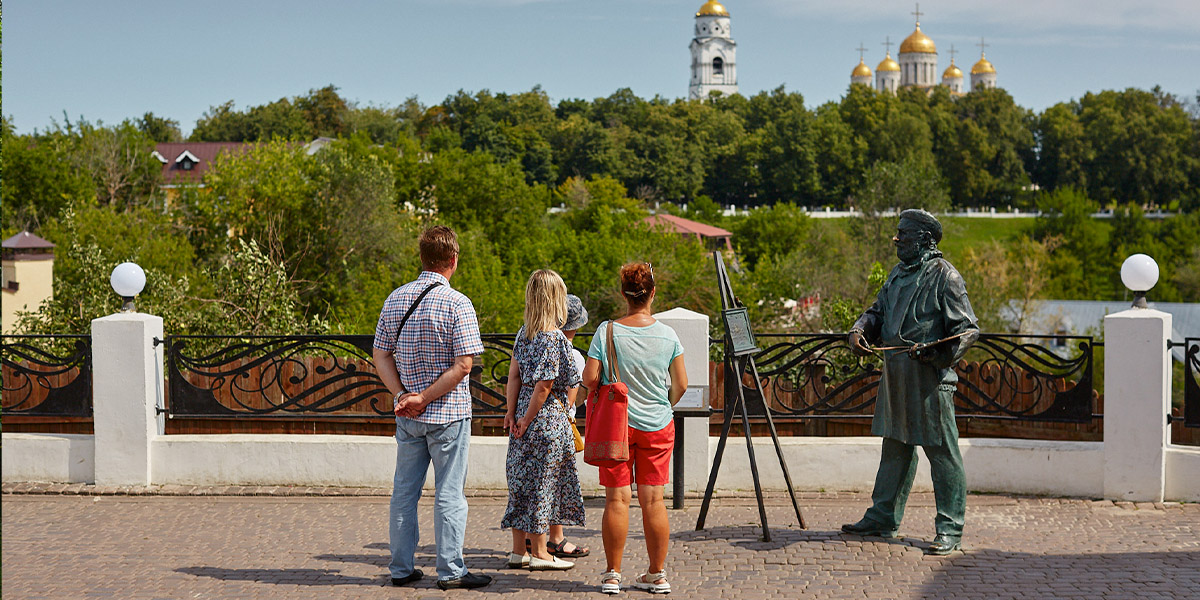 Тихо, уютно, но грустно и много мусора — мнения туристов о Владимире