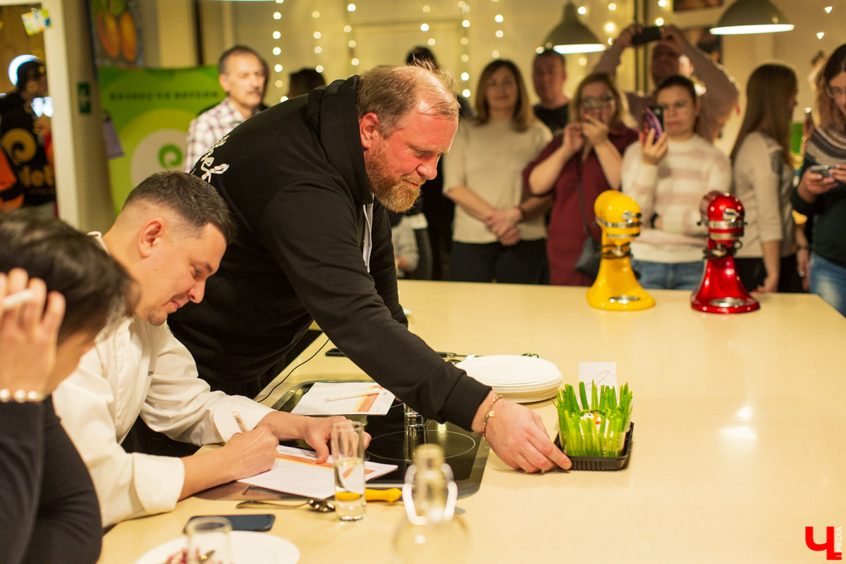 15 декабря Константин Ивлев во второй раз выбрал во Владимире лучший новогодний салат. Победительница конкурса получила 50 000 рублей