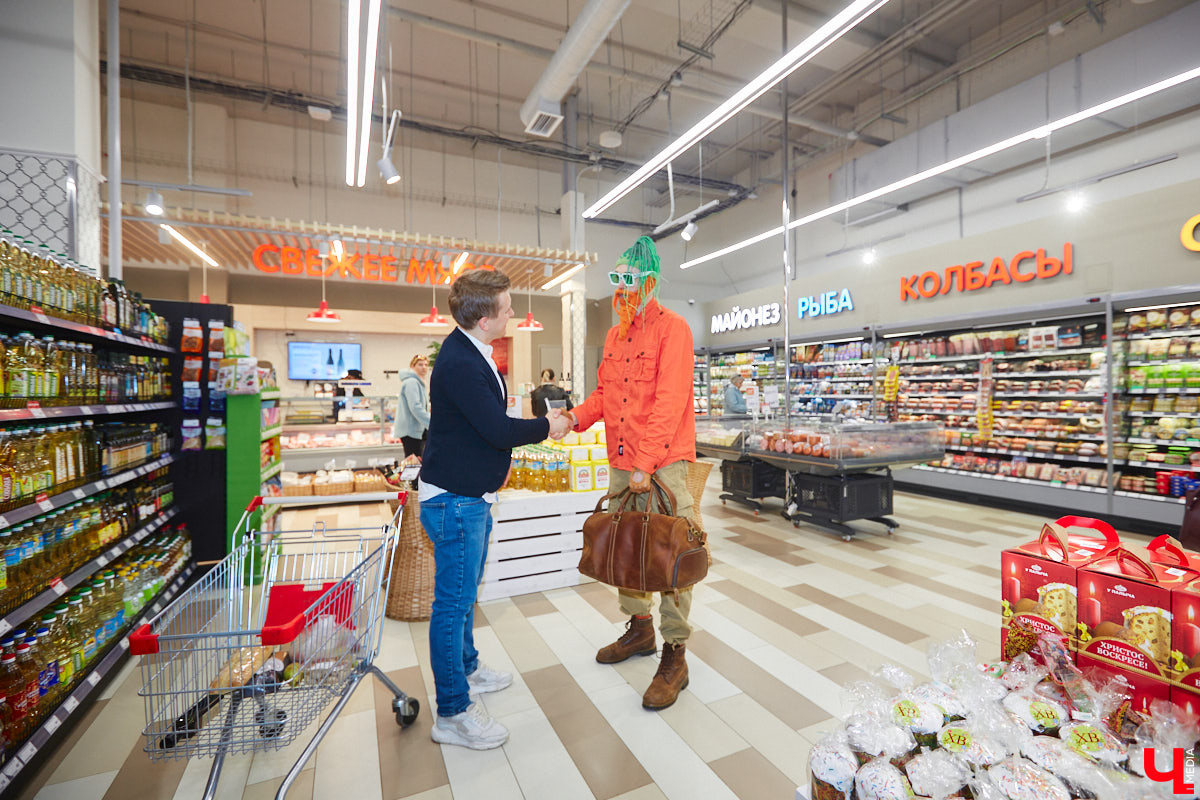 Владимирский аниматор Влад Гербера в эпатажном костюме моркови вызвал замешательство у покупателей торгового центра во время съемок кулинарной рубрики «Ключ-Медиа».