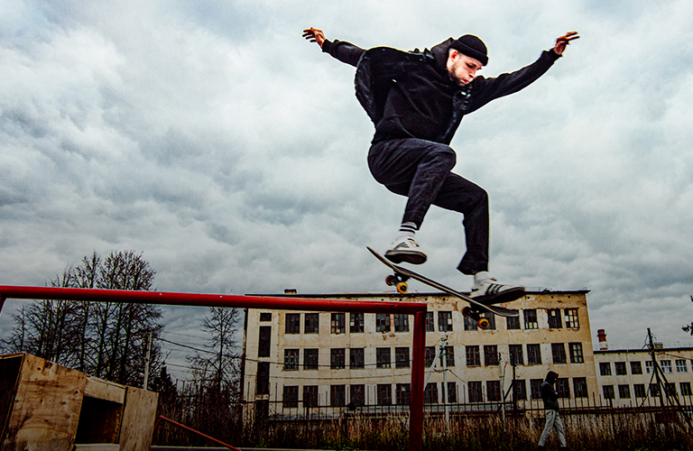 Кеш за треш-трик от кольчугинских скейтеров, прыжки с 10-метровой перилы и панк-рок в советском ДК