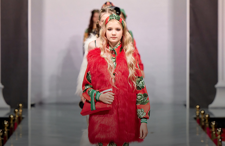 Меха и матрешки: дизайнер из Владимира представила русскую коллекцию на Неделе моды в Москве