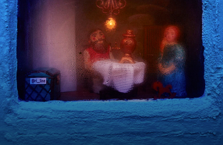 Купеческий дом в кирпичной кладке: новая миниатюрная инсталляция, которая светится в темноте