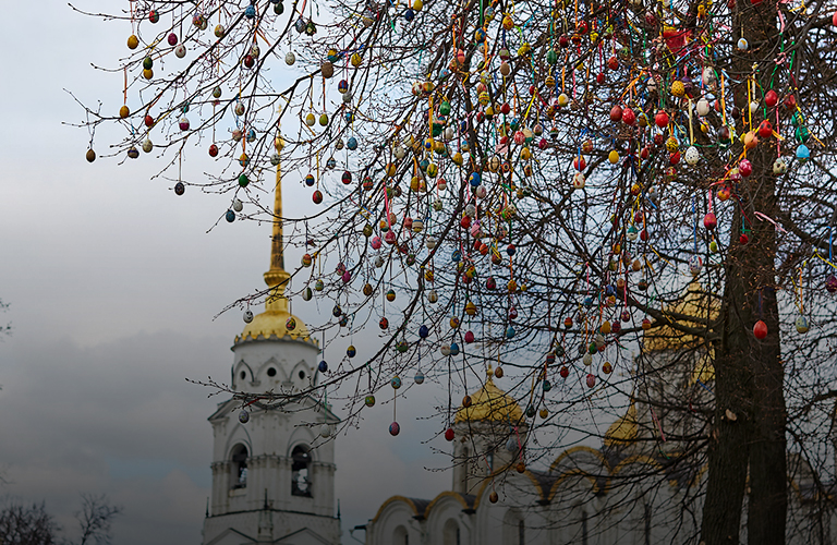 20 тысяч яиц украсили Пасхальное дерево у Успенского собора