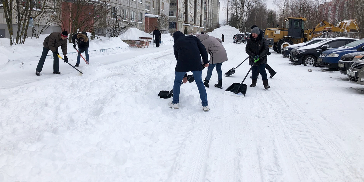 Сила лопаты, помоги! В области разгребают последствия рекордного снегопада