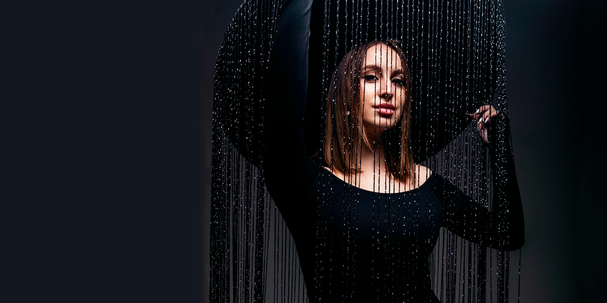 В тике из хрусталя и под шляпой с занавесом — головные уборы, вызывающие эстетический шок