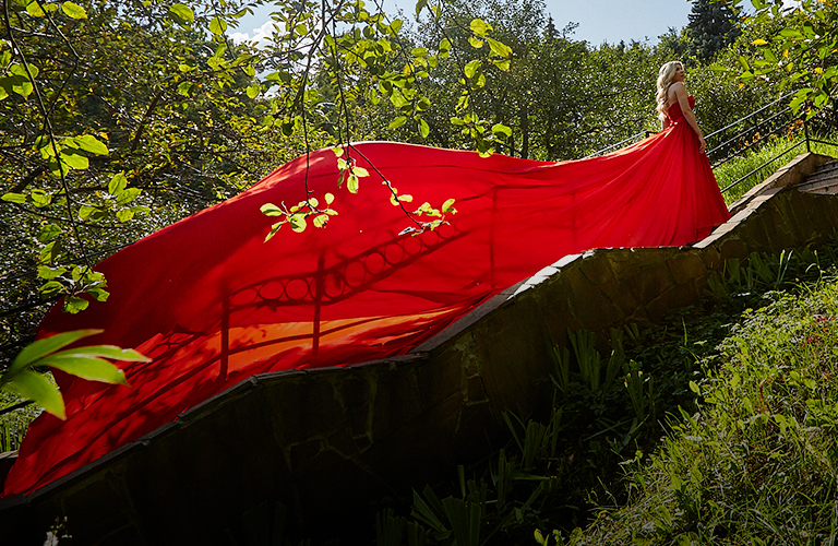 И диснеевские принцессы позавидуют! Бизнесвумен в парящих нарядах с рекордно длинными шлейфами