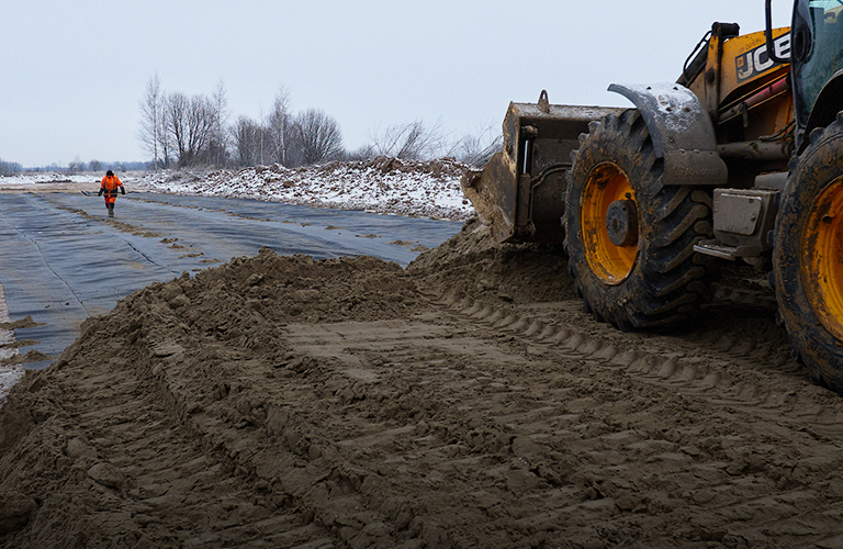 Возле Юрьевца прокладывают новый путь к шоссе, а на Пекинке освежили надземный переход