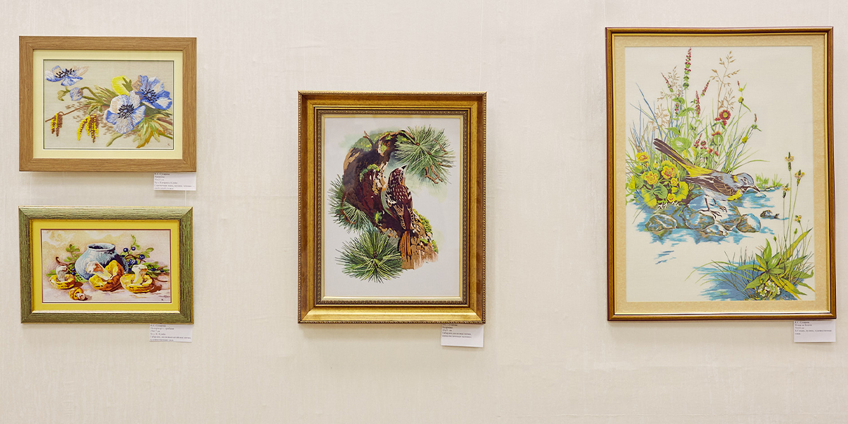 Тонкая шелковая нить и перья: выставка Клары Сухаревой номер 275