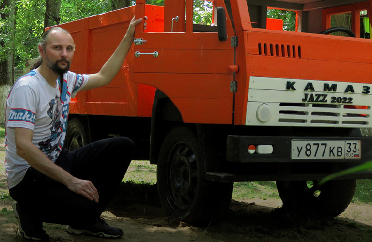 Создатель деревянного автопарка из Коврова стал героем книги «100 подвигов обычных людей»