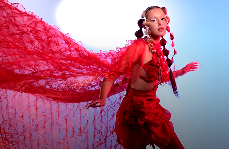 На обложке плейлиста VK Музыки и в шоу Love Radio — сингл «Сестрёнки» из Владимира набирает популярность