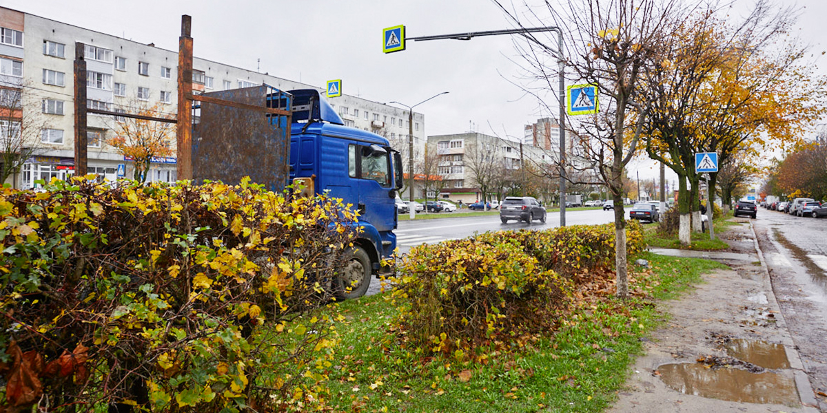 «Машину не сдуешь!» Реакция владимирцев на новый запрет парковки вдоль Суздальского проспекта
