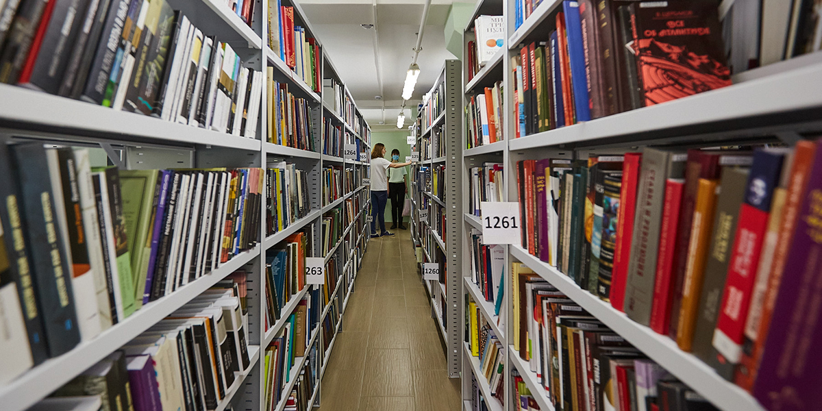 «День дублера»: владимирцы попробовали себя в роли работников Областной библиотеки