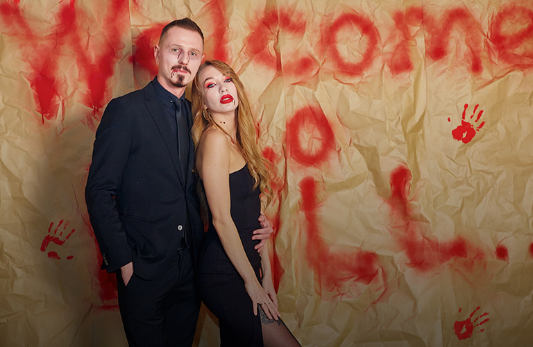 70 жутких персонажей и «кровавый» торт: вампирская пара устроила вечеринку-дегустацию в честь Хэллоуина