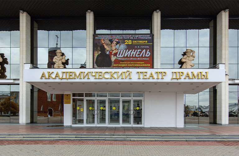 «Шинель»: феерия и притча в одном действии