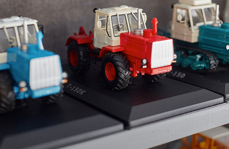 Владимирец собрал уникальную коллекцию из 140 разноцветных моделей тракторов со всего мира