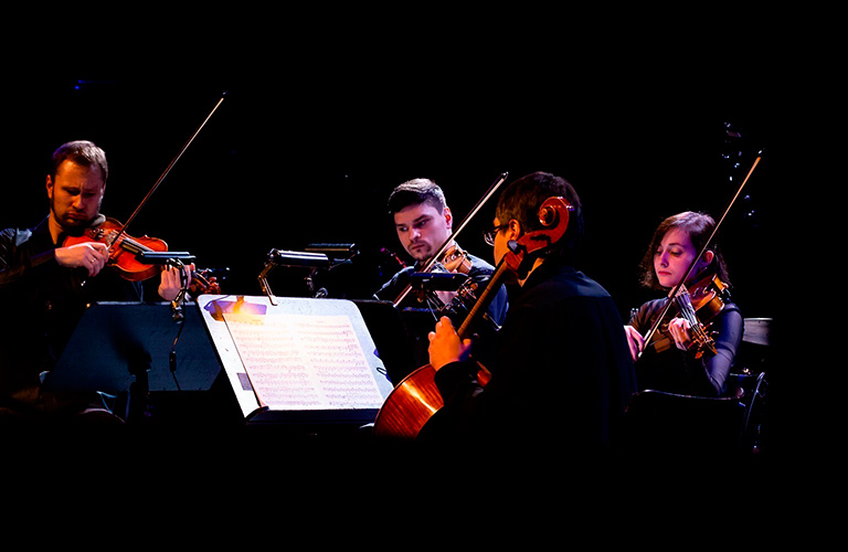 Концерт на балконе: владимирский скрипач устроил музыкальный перформанс