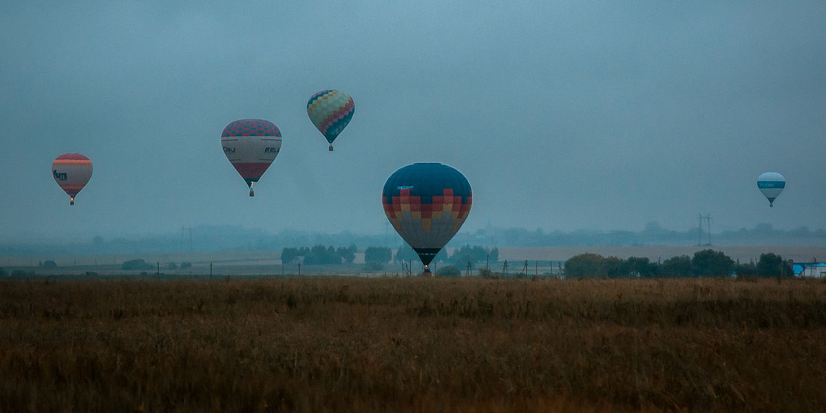 Воздушные шары впервые пролетели над Суздалем под дождем