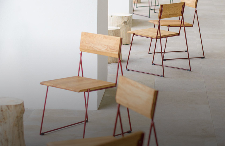Воздушный стул и «подтаявший» графин местных дизайнеров на биеннале «Придумано и сделано в России»