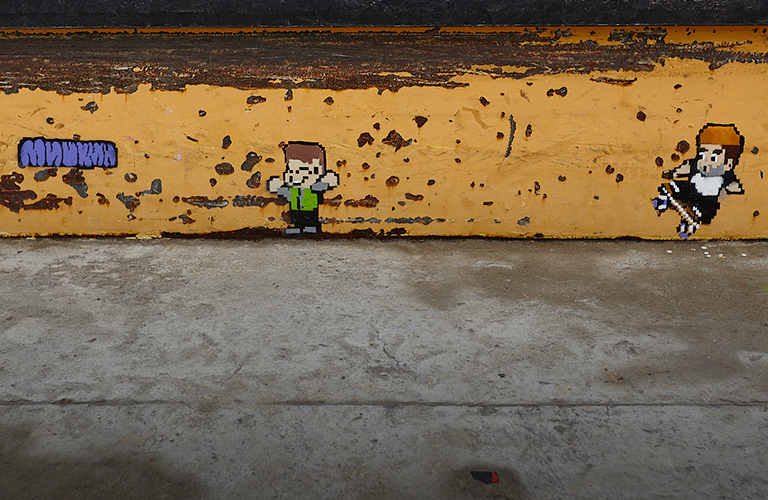 Пионер цветной фотографии и скейтбордисты из пикселей — новые творения уличных художников