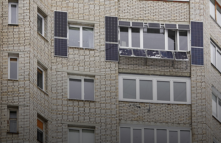 Солнечная микроэлектростанция на балконе владимирской многоэтажки