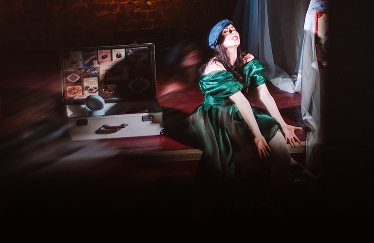 «Шоколад» Валерии Емельяновой. Спектакль о женщине вне правил, способной чувствовать чужие тайны