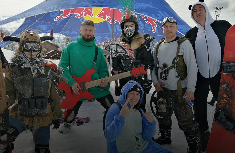 Со снежной горы в ледяную воду в костюмах и на сноуборде: «Аква-шоу-2021»
