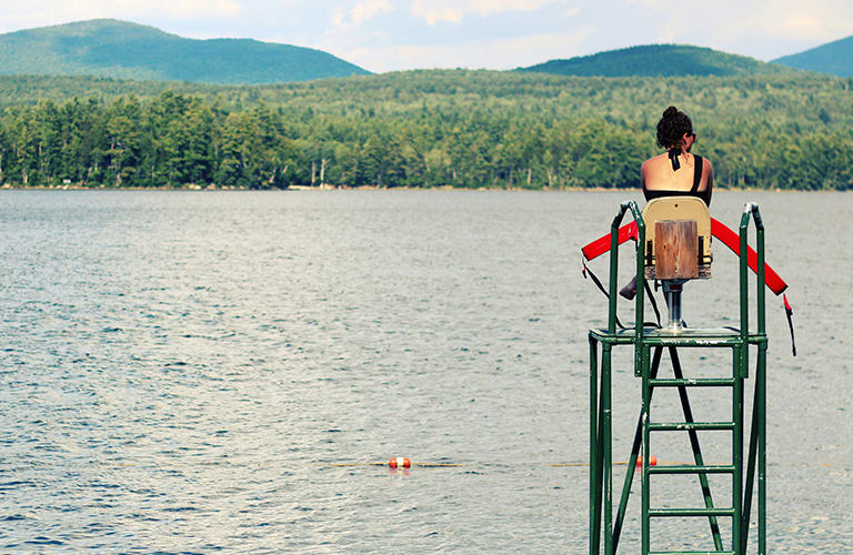 Эротика голенькой девки на надувном матрасе фото на озере