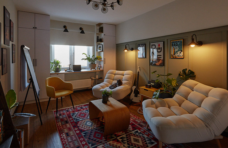 Домашний офис с видом на Успенский собор в немногословной квартире владимирской пары