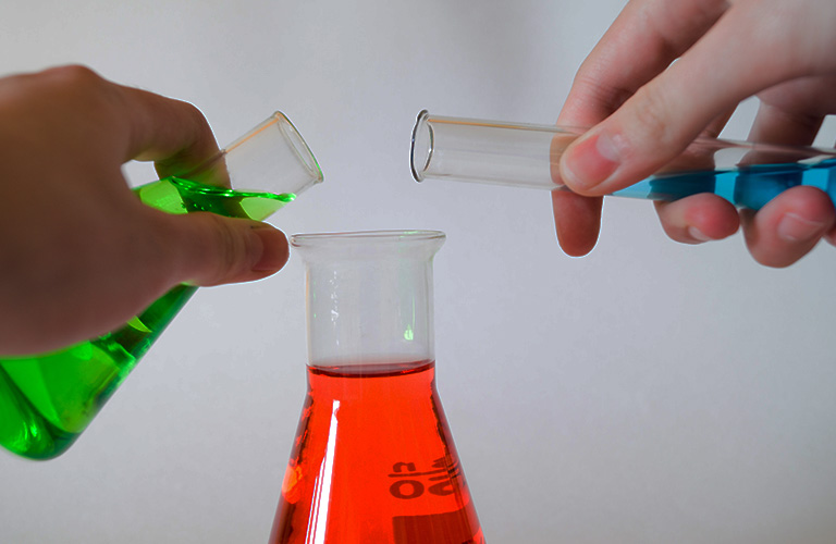 Испытайте свои знания во всемирной лабораторной по химии