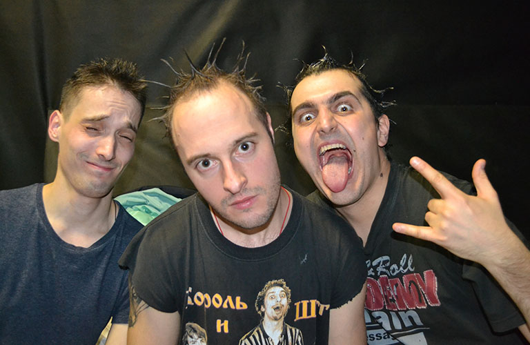 Музыкальный коктейль каверов от «HUGEE»