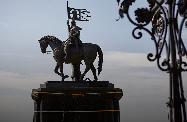 Памятник князю Владимиру частично разберут для реставрации, а поехавшую смотровую отремонтируют
