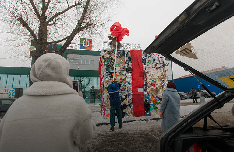 Трэш-арт: сердце из мусора в центре города и «подарок будущим детям»