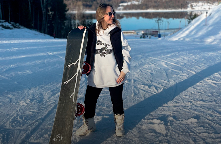 «Доели» зиму с видом на Волгу: сноубордисты закрыли сезон на живописном склоне в Плёсе