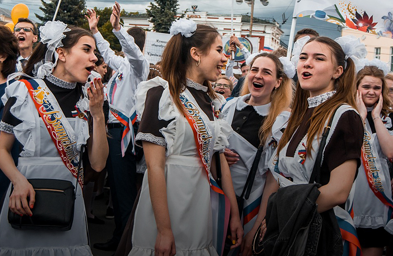 Школьная ретро-форма в топе запросов: по центру Владимира пройдет шествие выпускников