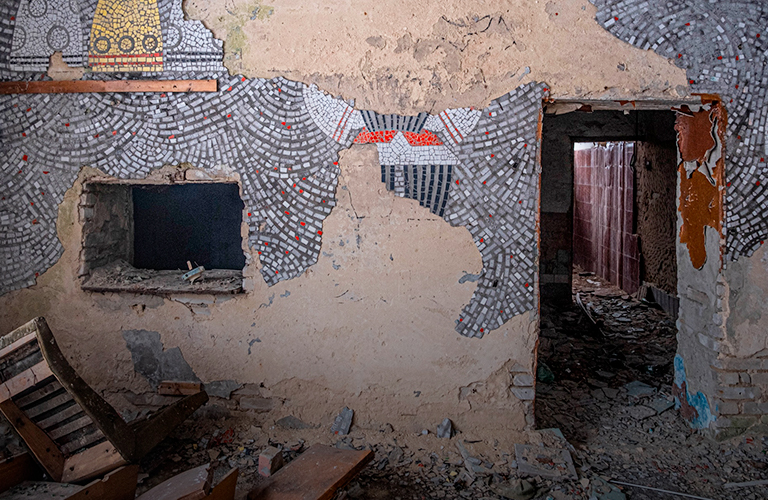 Сохранившиеся настенная мозаика и скульптурная плитка в заброшенном Доме культуры