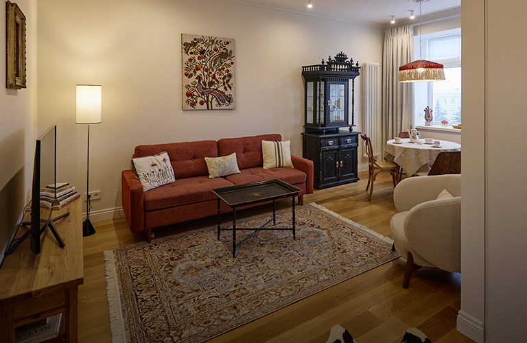 «Трофейная» квартира дизайнера интерьера у Никитского храма с живописной панорамой и французским уголком