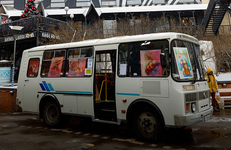 «Понаехали»: владимирская художница превратила столичный ПАЗ в картинную галерею