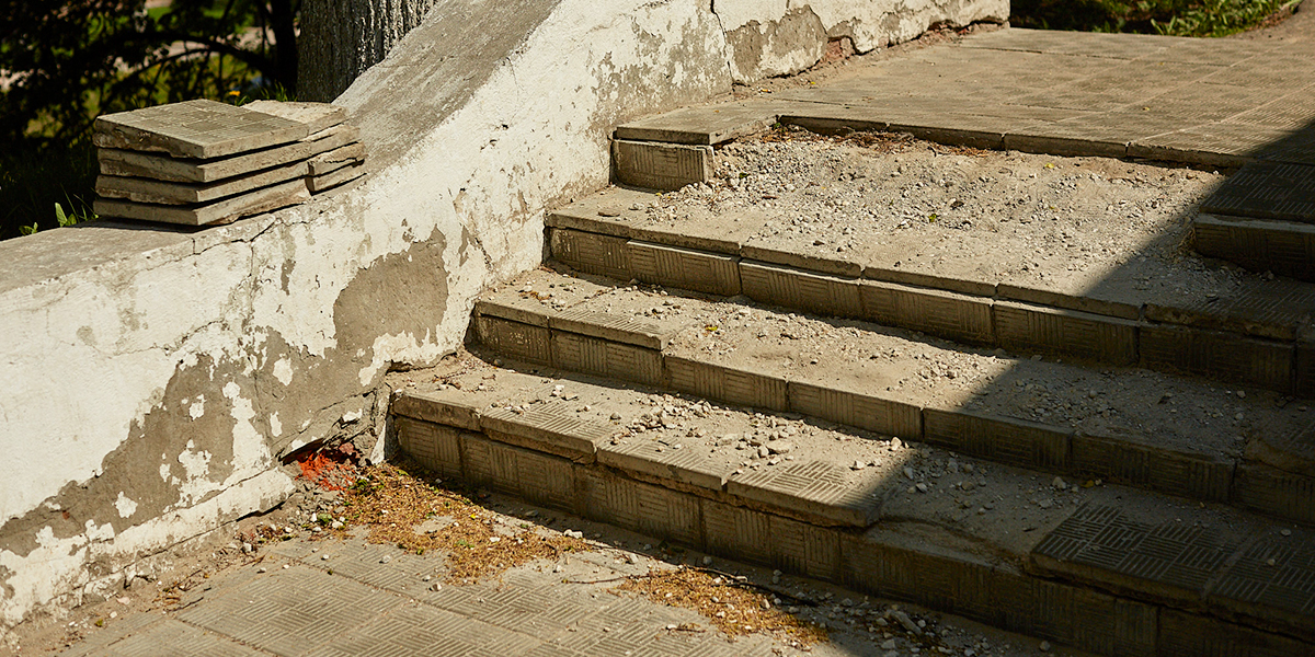 Ступеньки разрушаются, плитка отходит: антирейтинг лестниц во Владимире