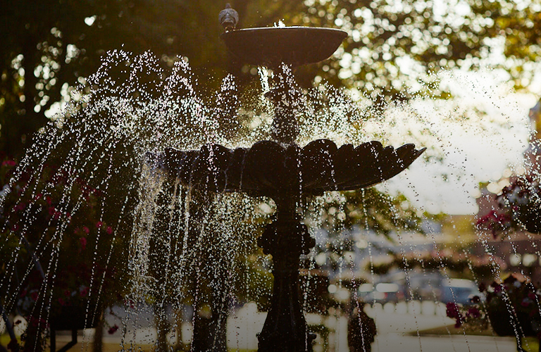 Фонтан-путешественник или возмутитель спокойствия? Необычные амплуа водных конструкций Владимира