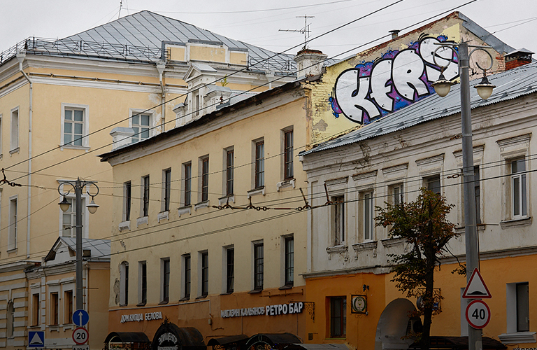 В центре Владимира расписали исторические здания, вырвали из стен арт-объекты и устроили «пляж»