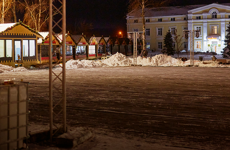 На Торговой площади Суздаля заливают каток, а стены кремля готовят для светового шоу