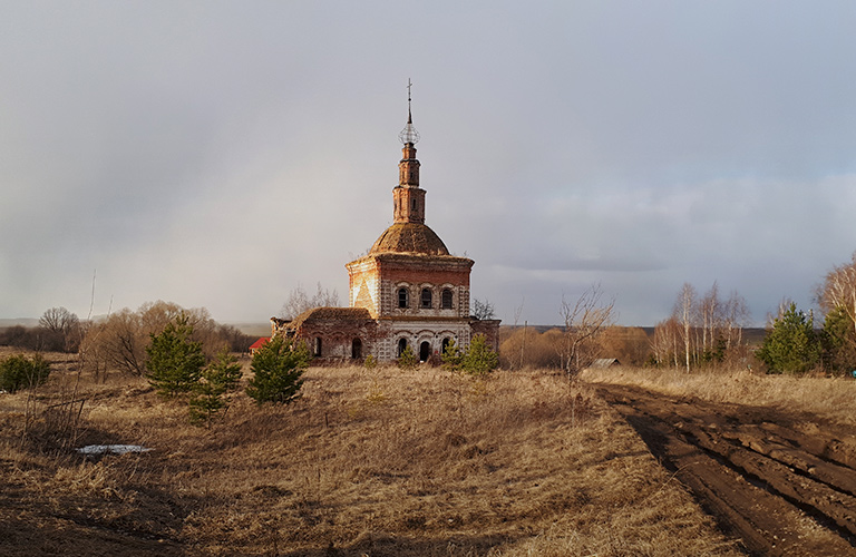 Забытый памятник архитектуры: экспедиция к заброшенной церкви в старинном селе