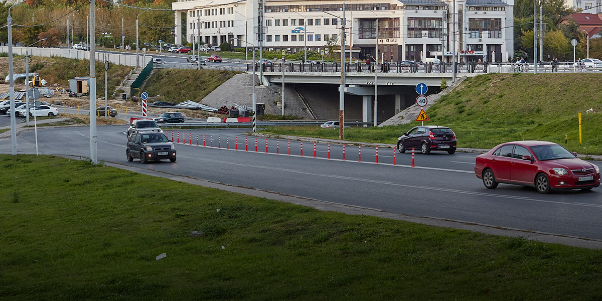 На Лыбедской магистрали установили делиниаторы, а на Рпенской закрыли мост через реку 