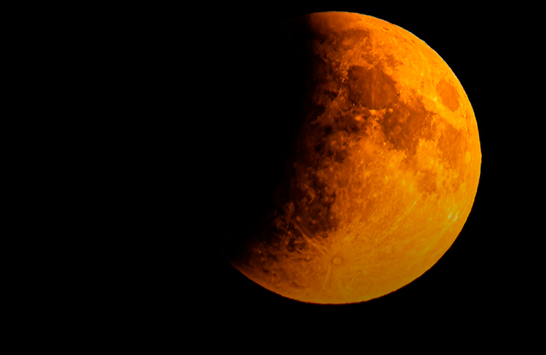 Танец космических тел. Над Владимиром взошла кровавая луна, а затем полностью скрылась в тени Земли