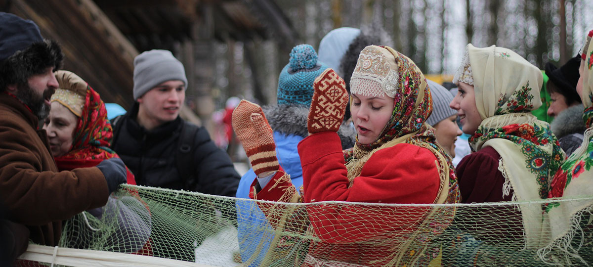 Хороводы с жаркими объятиями и гонки на лопатах: Афиша масленичных гуляний