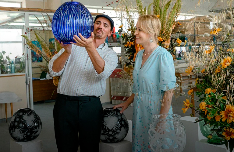 Вазы для звезды: Гусевской хрустальный завод выпустил коллекцию с флористом Антоном Шурановым