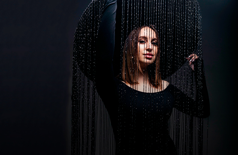 В тике из хрусталя и под шляпой с занавесом — головные уборы, вызывающие эстетический шок