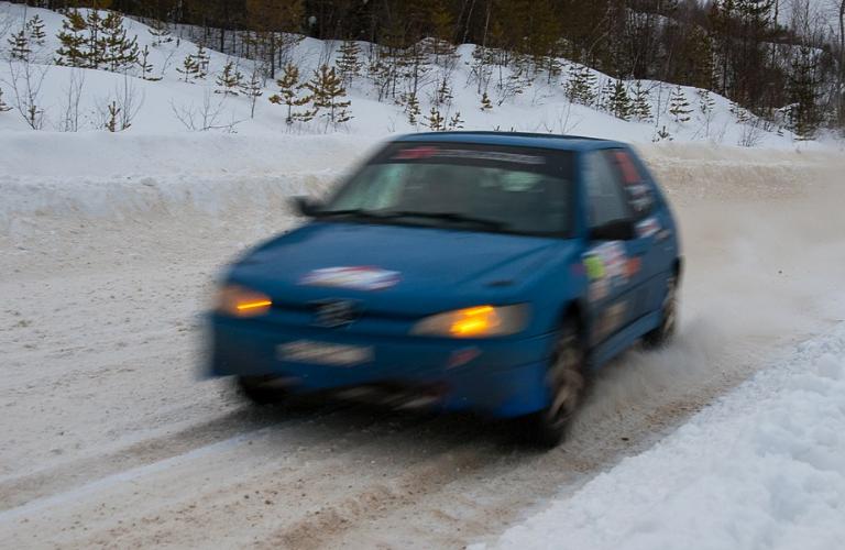 Снежное ралли по карьерам: Отчаянные гонщики и перевернутые авто