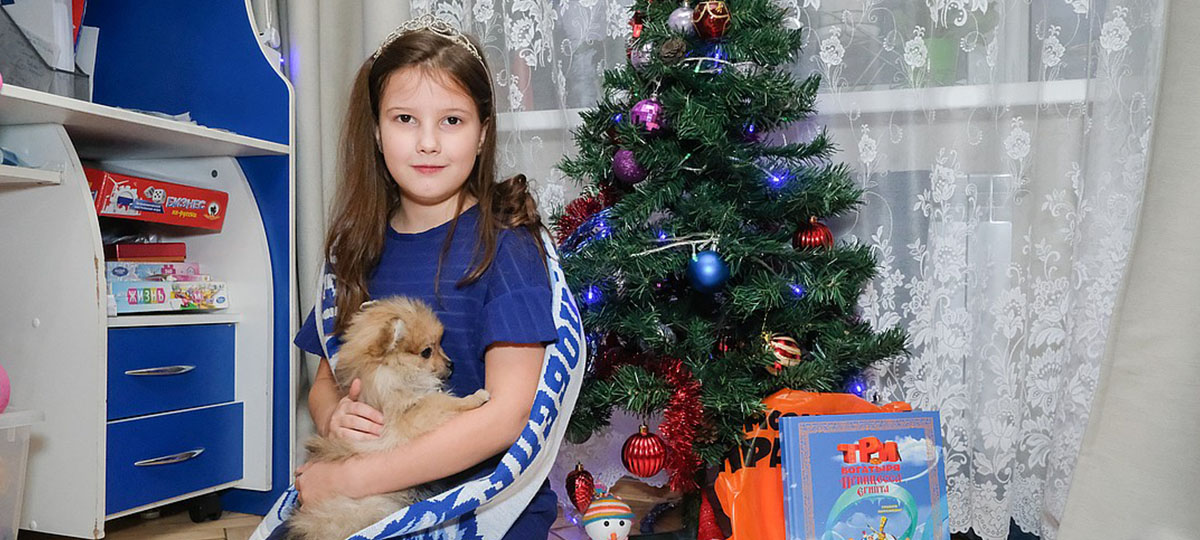 Футболист Дзюба подарил муромской девочке щенка