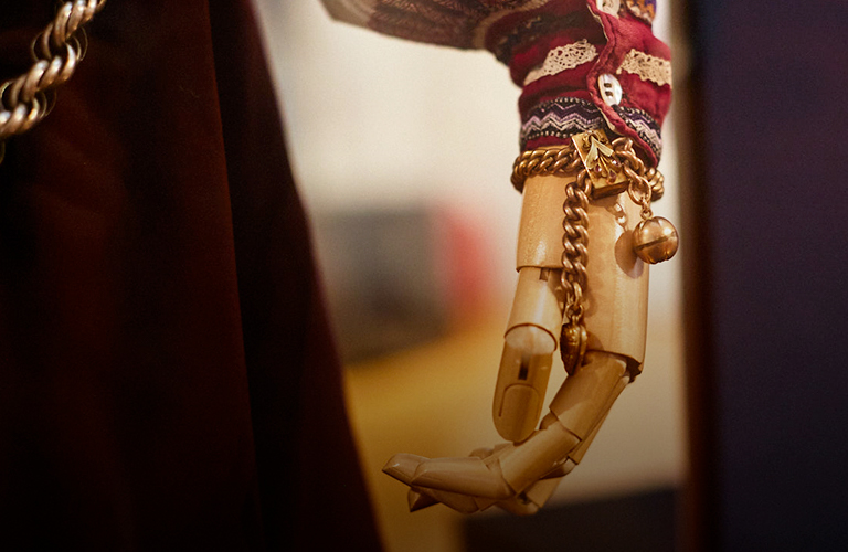 Цепи, браслеты с шармами и стиль бохо народа сету — ищем тренды среди старинных украшений